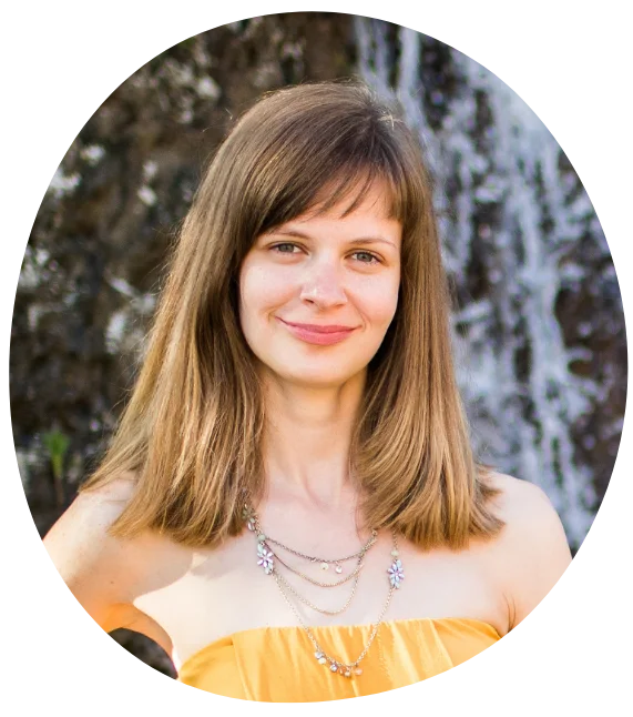 Mladá žena v zlatých šatách pred vodopádom