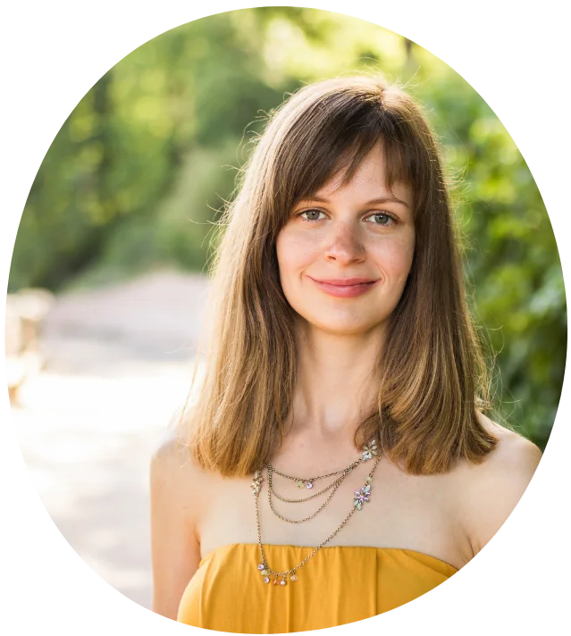 Mladá žena v zlatých šatách pred vodopádom